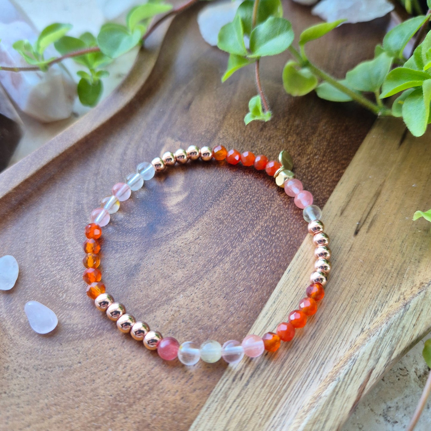 MOTIVERENDE SELVREFLEKSJON Petite armbånd Cherry Quartz, Hematite, Carnelian