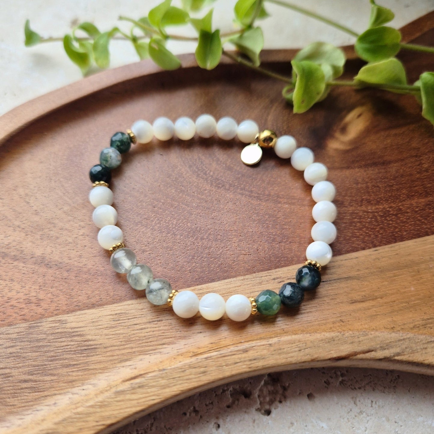 DRØMMENDE POTENSIALE armbånd Mother of Pearl, Moss Agate, Prehnite - bergamott DESIGN