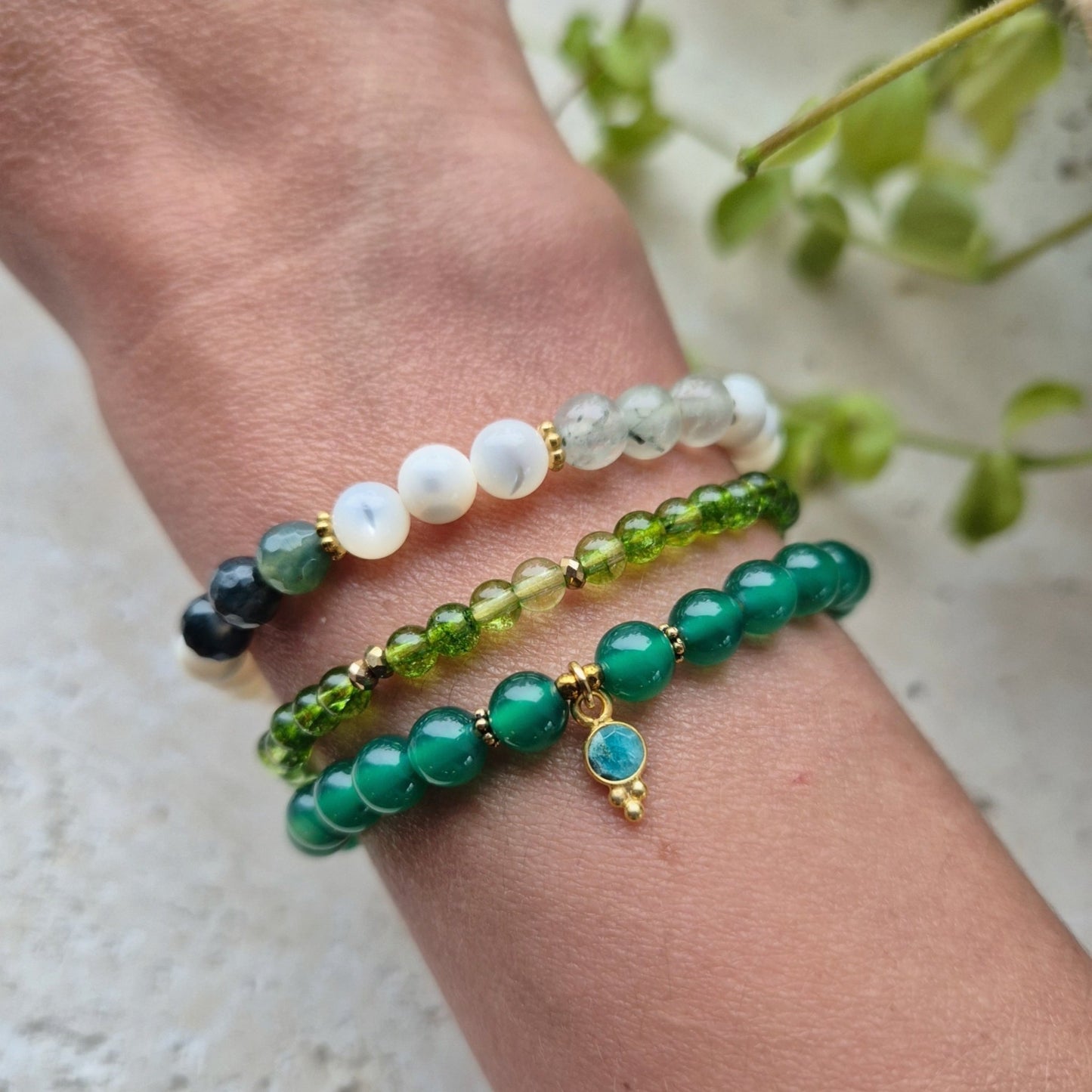 DRØMMENDE POTENSIALE armbånd Mother of Pearl, Moss Agate, Prehnite - bergamott DESIGN