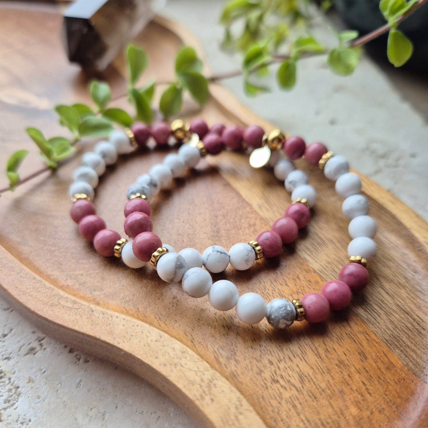 HJERTERO armbånd Howlite, Rhodonite - bergamott DESIGN
