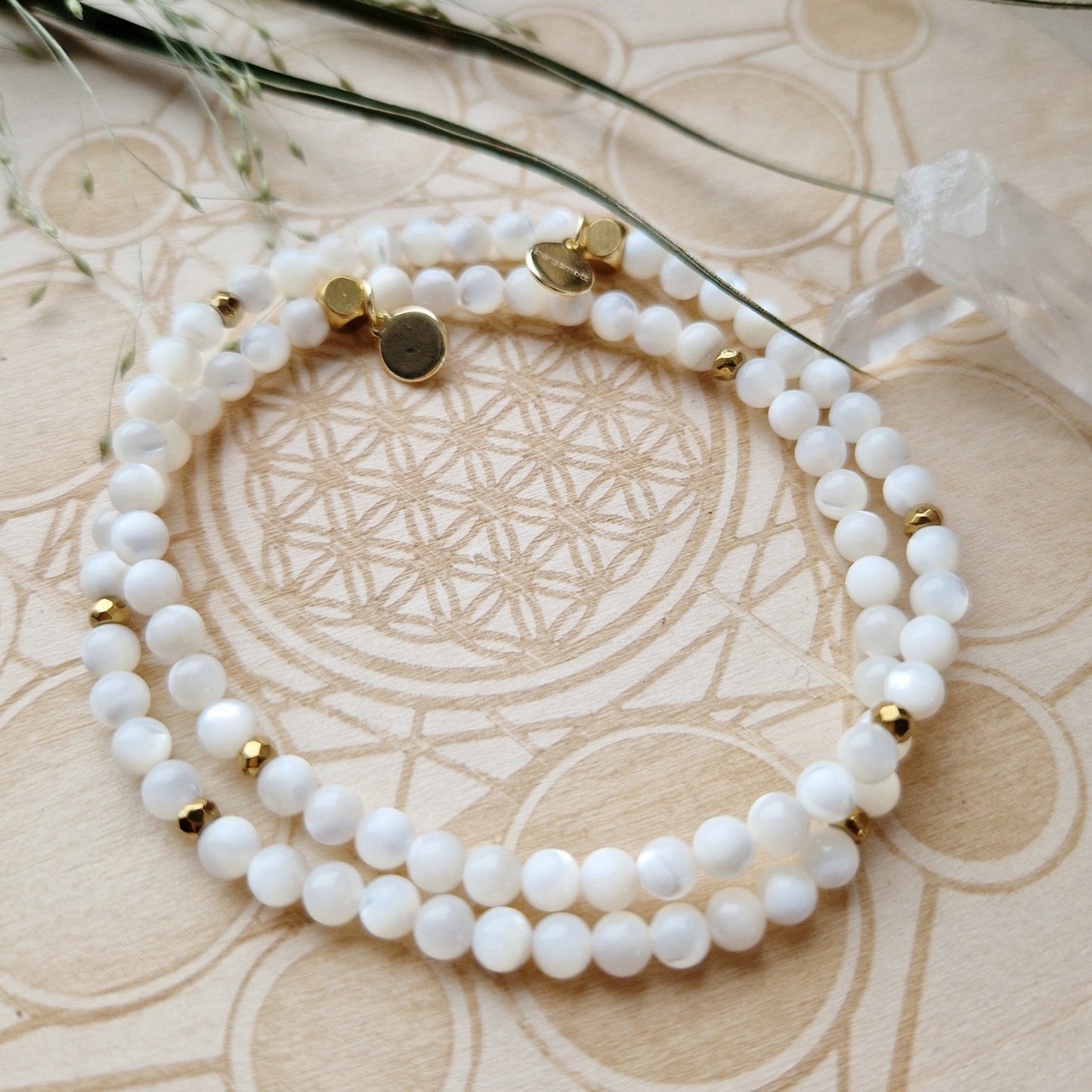 PERLENDE POTENSIALE Petite armbånd Mother of Pearl - bergamott DESIGN