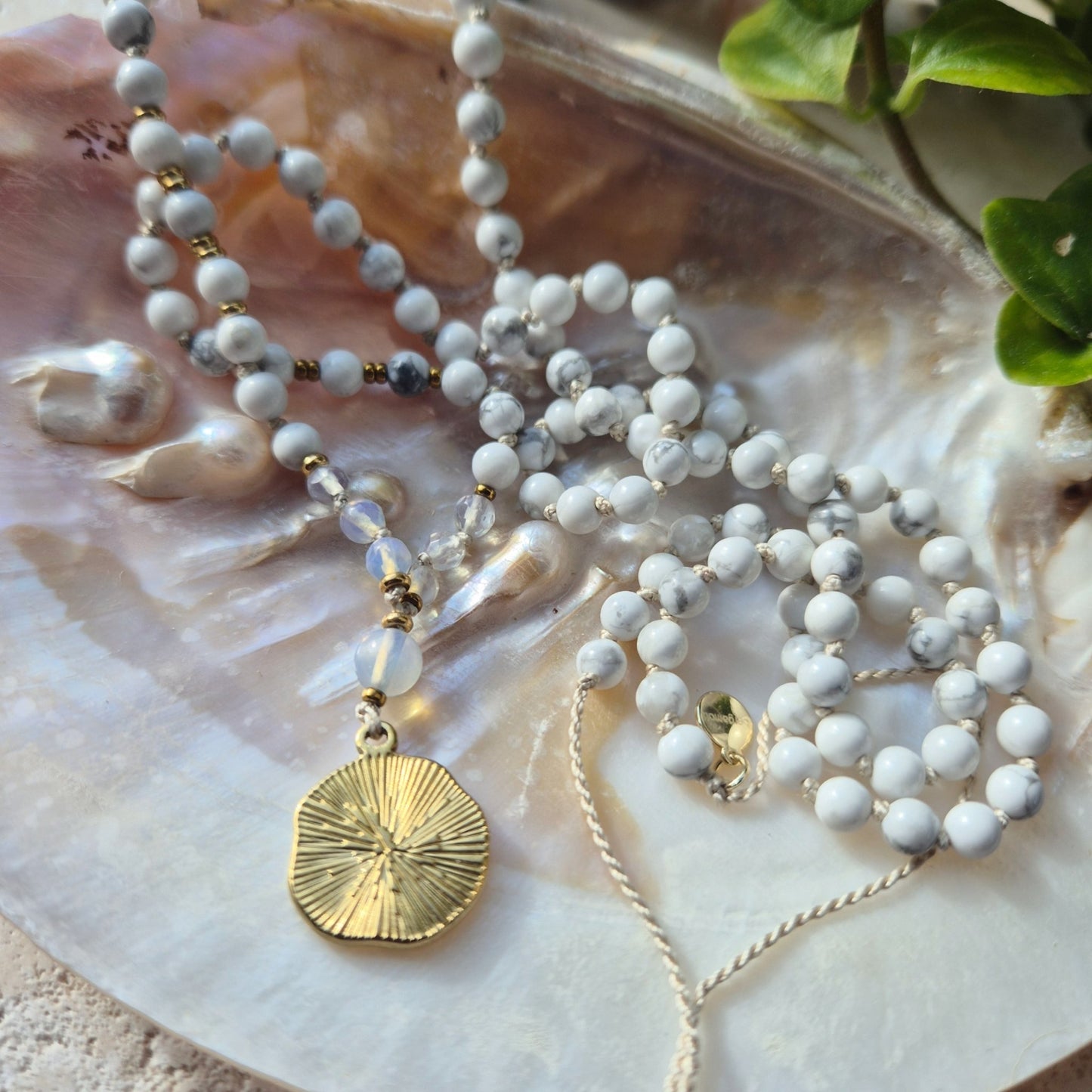 TILSTEDEVÆRENDE BALANSE Petite mala Howlite, Opalite - bergamott DESIGN