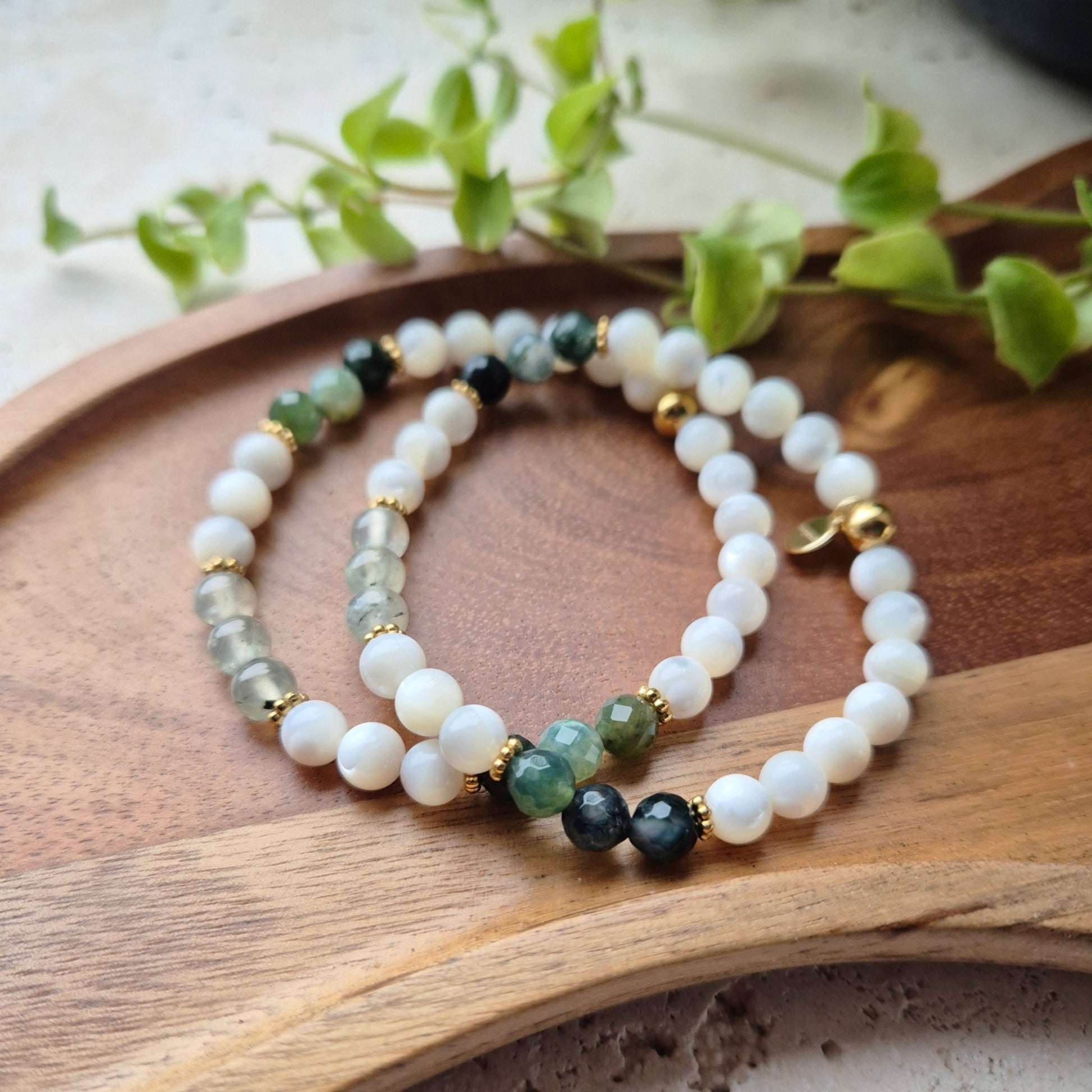 DRØMMENDE POTENSIALE armbånd Mother of Pearl, Moss Agate, Prehnite - bergamott DESIGN