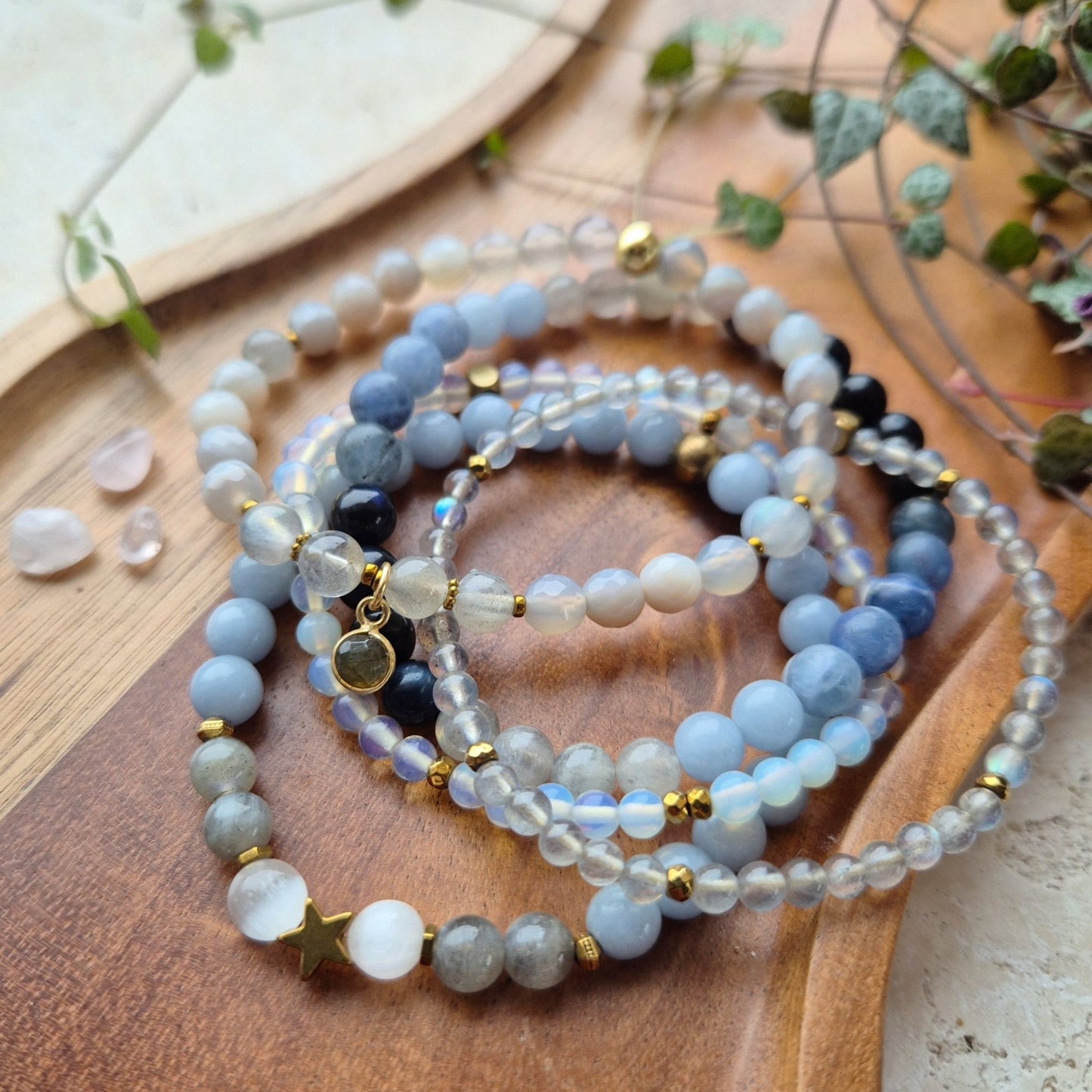 FRIGJØRENDE KLARHET armbånd Angelite, Labradorite, Selenite - bergamott DESIGN