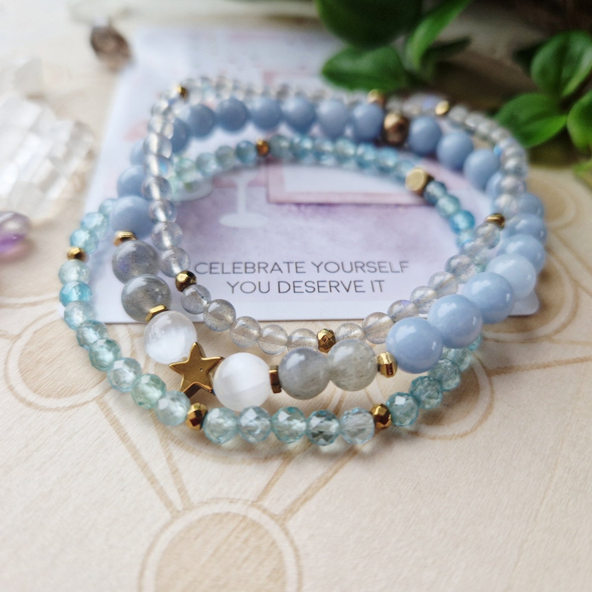FRIGJØRENDE KLARHET armbånd Angelite, Labradorite, Selenite - bergamott DESIGN