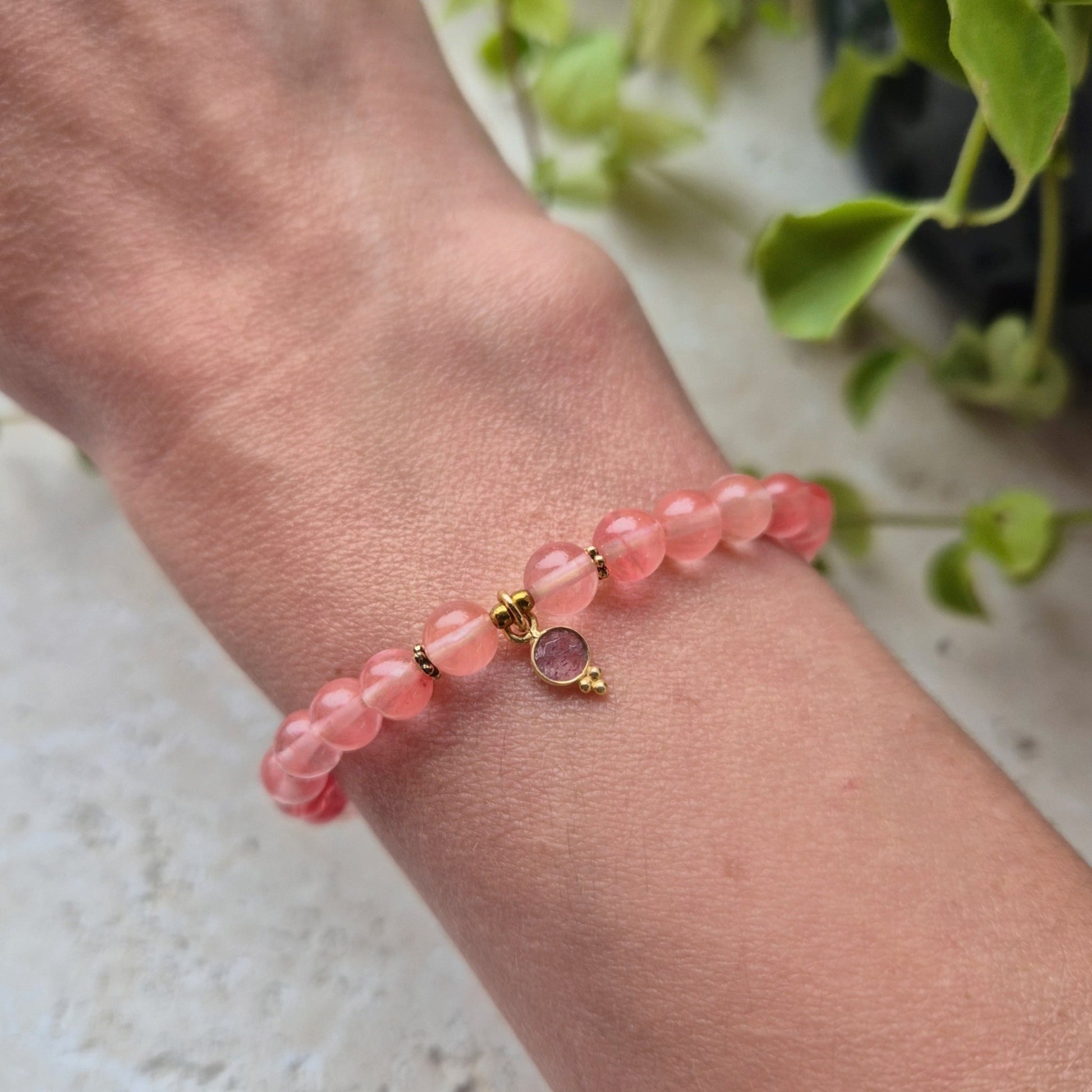 GLEDENDE ENGASJEMENT armbånd Cherry Quartz - bergamott DESIGN
