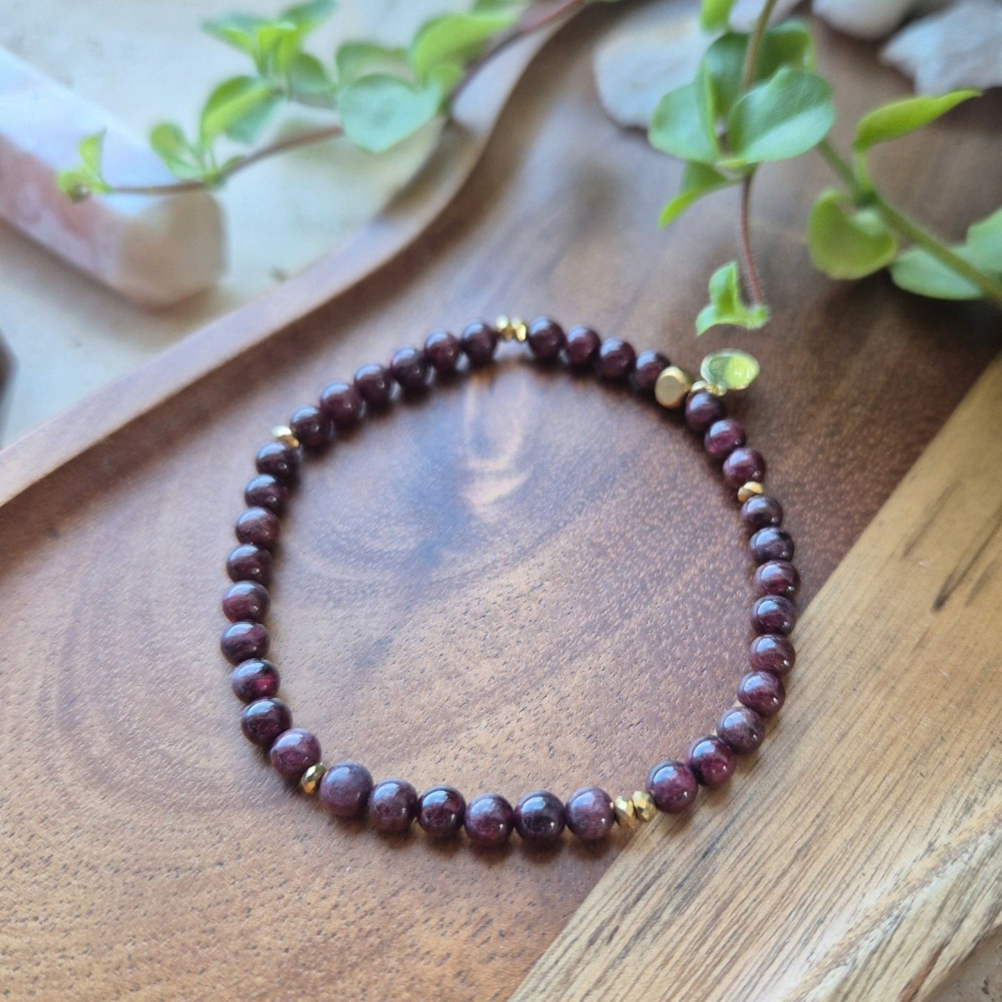 GOD KARMA Petite armbånd Red Garnet - bergamott DESIGN