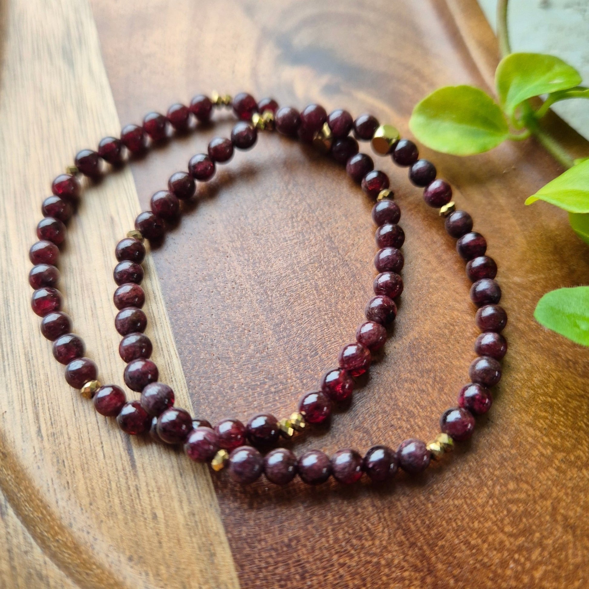 GOD KARMA Petite armbånd Red Garnet - bergamott DESIGN