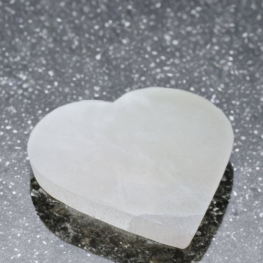 SELENITE LADEPLATE HJERTE - 10 cm - bergamott DESIGN