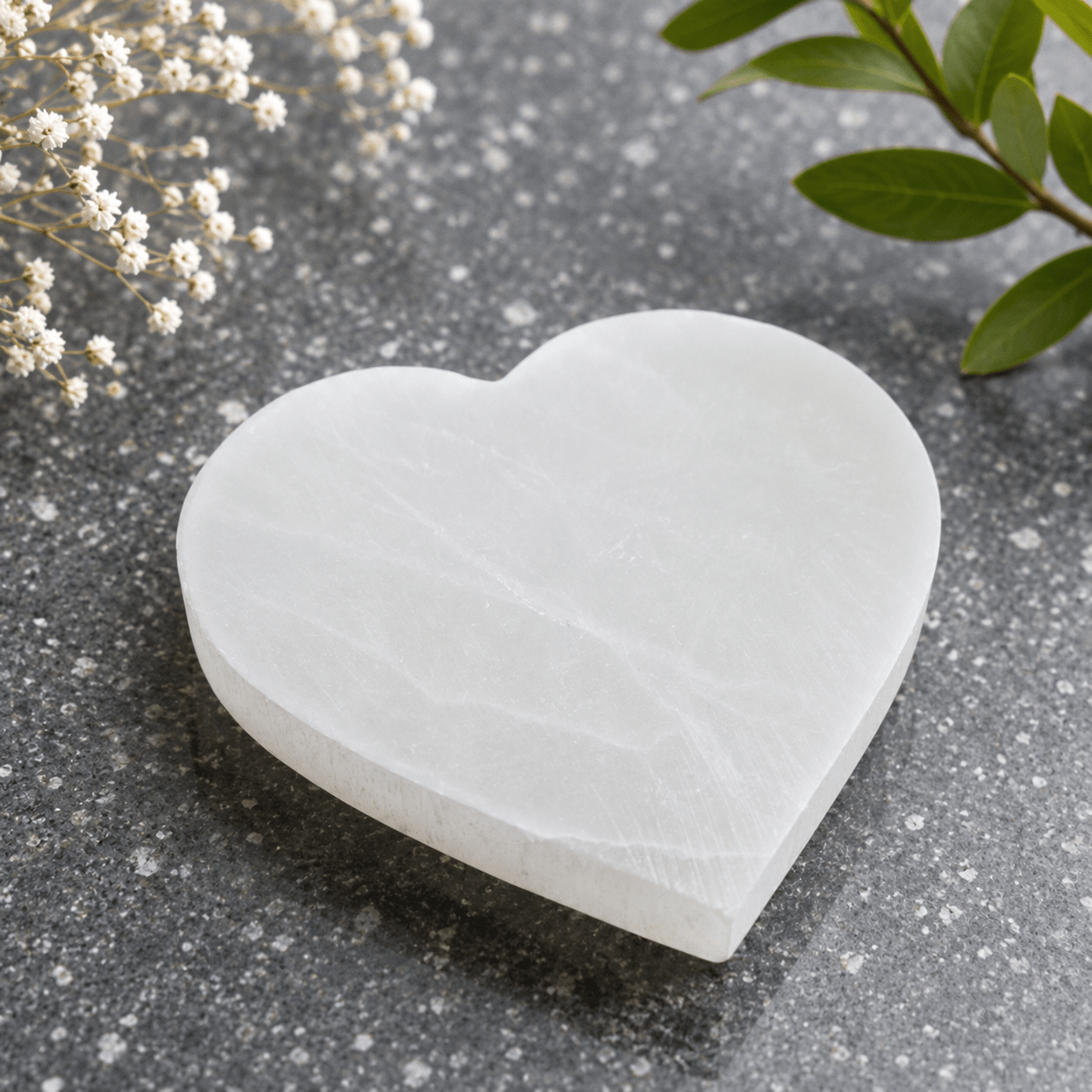 SELENITE LADEPLATE HJERTE - 10 cm - bergamott DESIGN