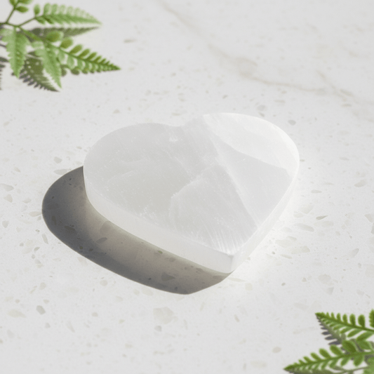 SELENITE LADEPLATE HJERTE - 10 cm - bergamott DESIGN